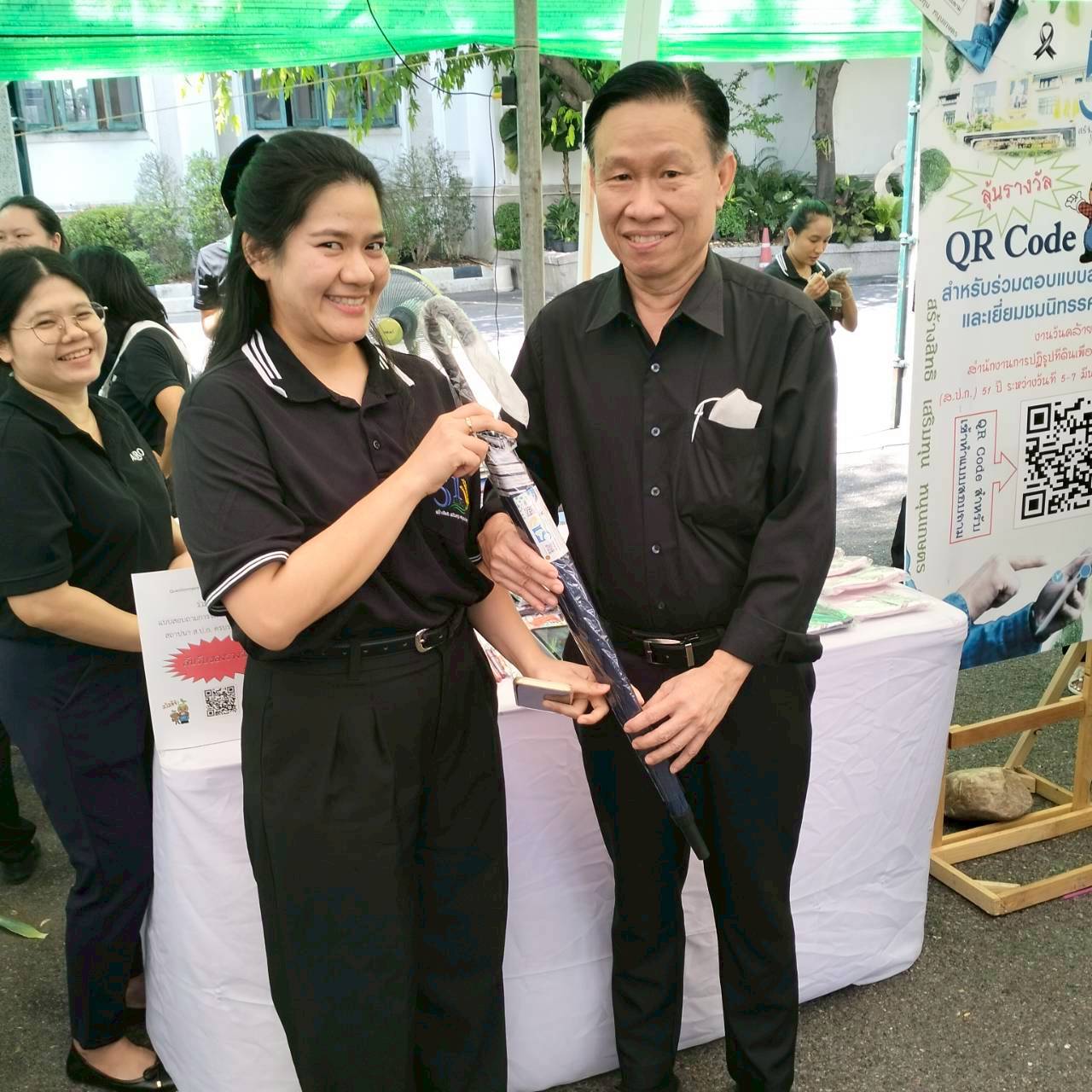 title - คณะทำงานฝ่ายติดตามประเมินผลการจัดงาน วันคล้ายวันสถาปนาสำนักงานการปฏิรูปที่ดินเพื่อเกษตรกรรม (ส.ป.ก.) ครบรอบ 51 ปี เปิดตั้งจุดให้ผู้ร่วมงานได้ร่วมสนุก เล่นเกมส์ และตอบแบบประเมินผลการจัดงาน ผ่านระบบออนไลน์